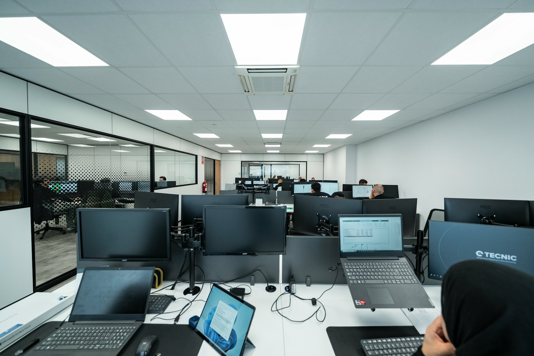 Equipo técnico trabajando en una oficina.