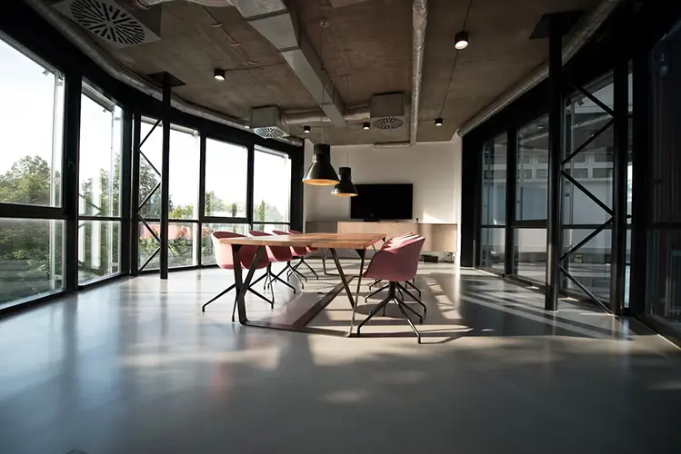 Sala de reuniones espaciosa